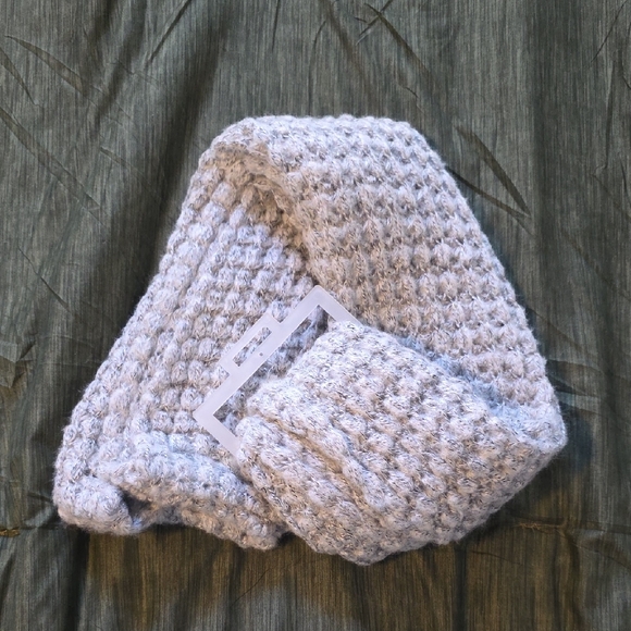 Accessories - Cozy Knit Scarf in Light Gray
